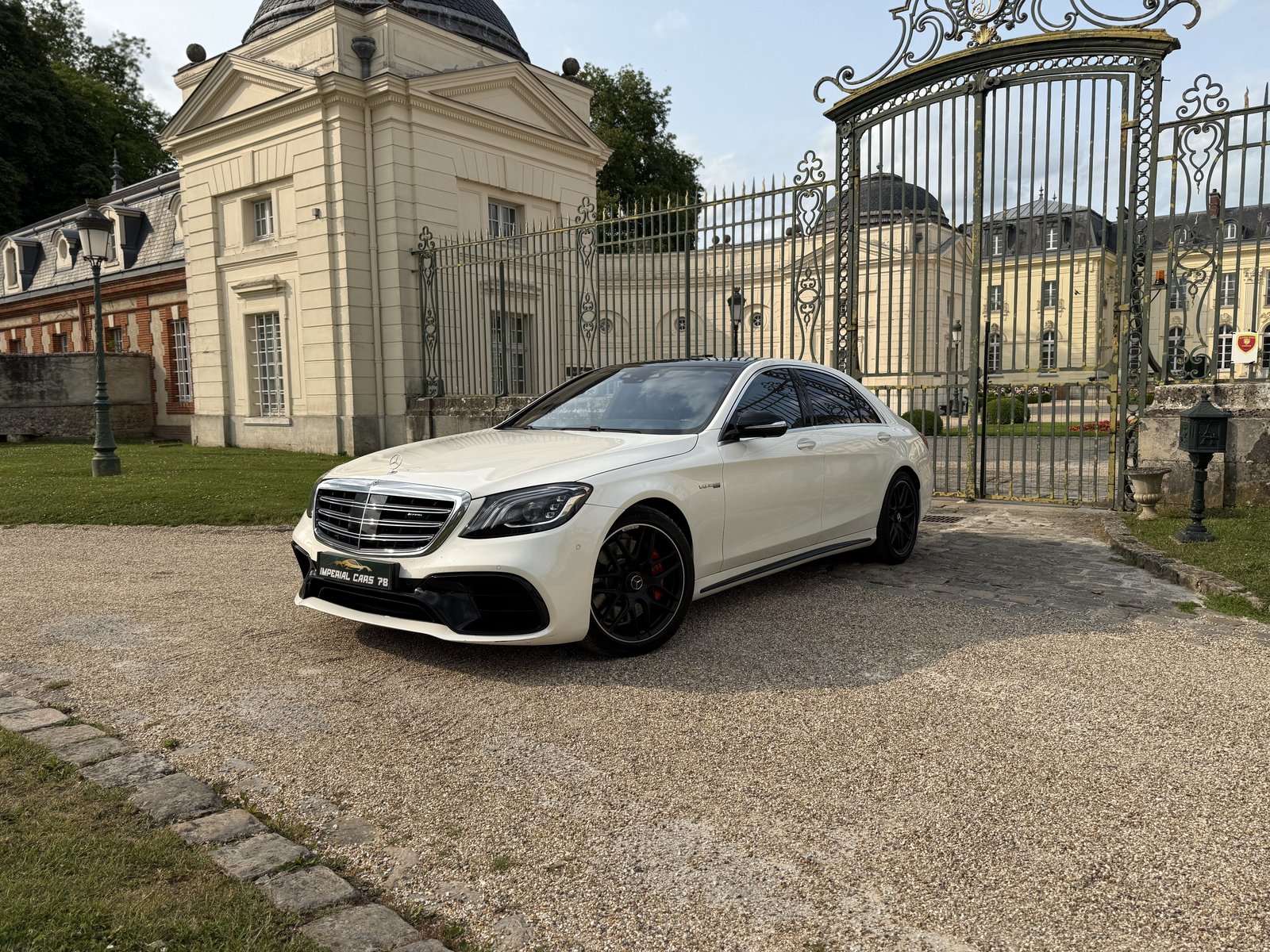 Mercedes-AMG S 63 devant le ch&acirc;teau